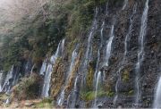 崖面からの湧水が白い糸のように流れ落ちる