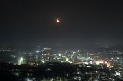 横山展望台からの夜景と三日月