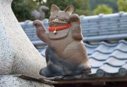 瓦屋根の上の招き猫