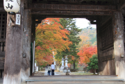 仁王門から望む紅葉