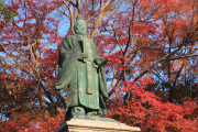 井伊直弼の銅像と紅葉