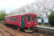 富加駅とナガラ307と桜