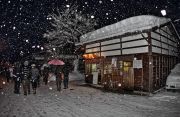 雪が降る夜の白川郷