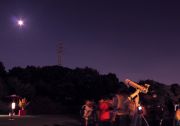 天体望遠鏡で月を観測する人々
