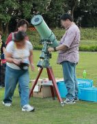 天体望遠鏡を組み立てるスタッフ