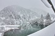 雪山と氷がはった川