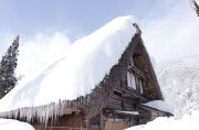 雪が積もったあとの合掌造り